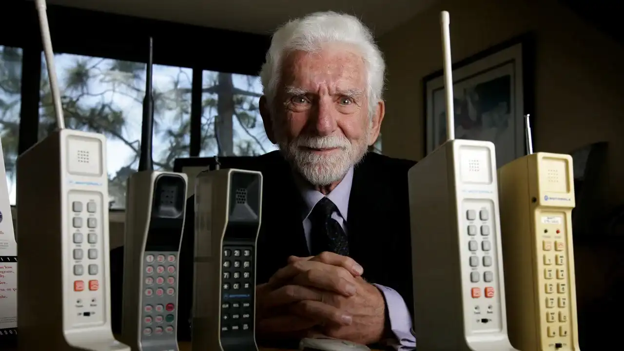 50 Tahun Yang Lalu, Panggilan Telepon Menggunakan HP dilakukan Untuk Pertama Kalinya - Image