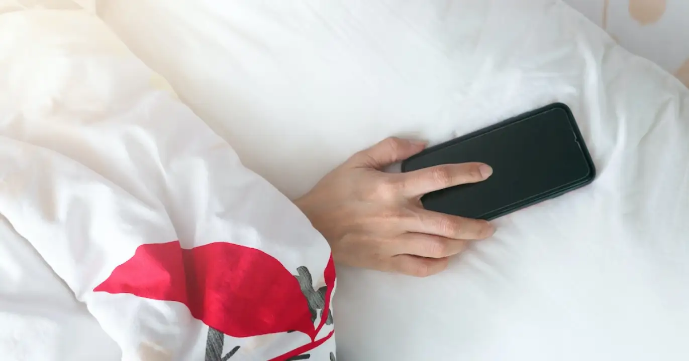 Bolehkah Tidur di Samping Smartphone? Ini Penjelasannya - Image
