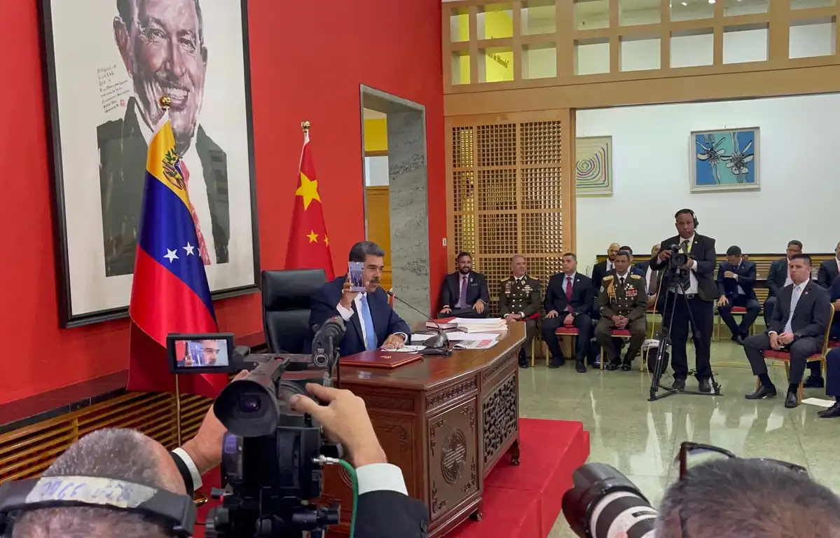 Presiden Tiongkok Memberikan Ponsel Lipat Terbaru dari Huawei kepada Maduro - image