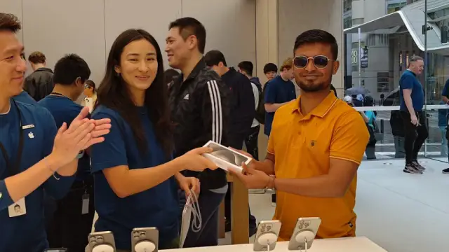 Sosok Pemilik iPhone 15 Pertama di Dunia, Rela Diguyur Hujan